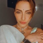 Navina Bole Instagram - Would you like me to seduce you😎💥🧚‍♀️😈 #reelsinstagram #reels #instareelsindia❤️ #instareels #reelitfeelit #eyecontact #eyes #ethnicwear #saree #makeuponfleek #sareelove #sareenotsorry #bindi #seduce #itsintheeyes #explorepage✨ #explore #navinabole #weekend #saturdayvibes #positivevibes #newreel My Happy Place