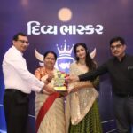 Neha Mehta Instagram - Hello friends its about 1oct 22 gandhidham kutch Gujarat. Event organized by DivyaBhaskar to respect the legends of kutch for there work and contribution for better society. Me Along with 'Nimu Ben Acharya' Malti Maheshvari & associated team. It was indeed a pleasure to be part of there good work and celebration #amitrathod #DivyaBhaskar #nimuaacharya #maltimaheshvari #Dishavadgamafationstudio#kutch🇮🇳