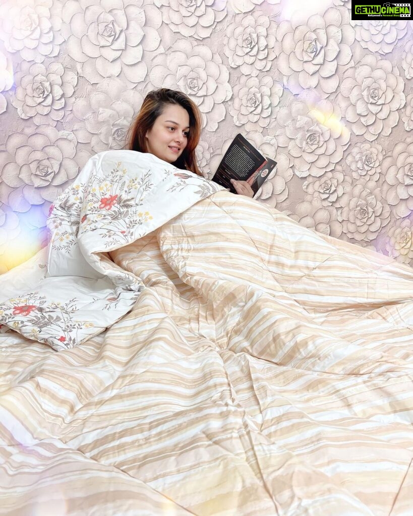 Nehalaxmi Iyer Instagram - SNUGGLE Weather 🧣❄️✨☕️📔 Time to crawl under a big pretty blanket, grab a good book, watch a good Holiday movie all whilst sipping on hot Cocoa 😍🥰 This Pretty Reversible comforter giving me a warm hug in this weather is from @boutiquelivingindia . . . . . . . . . . . . . . . . . . . . . . . . . . #snuggleweather #cuddleweather #snuggles #blankets #cozyblankets #winterishere #quilt #quiltlove #reversible #cute #snuggling #hotchocolate #bookstagram #hotcocoa #wintervibes #cozyvibes #instadaily #explore #photooftheday #ishqbaaz #wintercollection #winterglow #instagood #winterquotes India