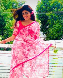 Nimeshika Radhakrishnan Instagram - In search of Floral peace ☮️