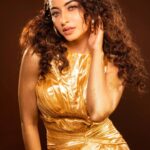 Niyati Fatnani Instagram - Dont tell me to keep calm👑 . Shoot concept: @nehaadhvikmahajan @bridalsbynam . MUA, Hair & styling: @nehaadhvikmahajan . MakeUp: @myglamm . 📸: @luvisrrani . Outfit: @nikhitatandon #niyatifatnani #channamereya #makeup #ootd #nehaadhvukmahajan #bridalsbynam #myglamm #looks #fashionstyle