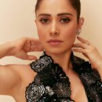Nushrratt Bharuccha Instagram - Back in Black ✔️ Stylist : @samidha.wangnoo 𝖮𝗎𝗍𝖿𝗂𝗍 : @nachiketbarve 𝖱𝗂𝗇𝗀𝗌 : @seternals.krishasheth @karishma.joolry 𝖤𝖺𝗋𝗂𝗇𝗀𝗌 : @vinitamichaeljewelcraft HMU: @vardannayak @cheemabaljit2 📸 @kadamajay
