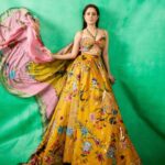 Nushrratt Bharuccha Instagram - Phir kaahe ki Pardadaari 💁🏻‍♀️ @mahimamahajanofficial @lakmefashionwk @ananaofficial @vardannayak @ashwini_hairstylist @rts.singh728 📸 @kadamajay