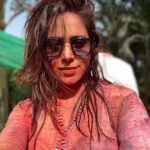 Nushrratt Bharuccha Instagram - Holi ho toh aisi ho! Nahi toh naa ho!! This mad bunch of friends who made it so special!! I love u guys!! @vijal2511 - You crazy, all heart human! Thank you for being who u are in my life! @abhishekpathakk - Yeh dostiiii hum nahi todengee!! @shivaleekaoberoi - oh my god girl!! How have we not met before and done this every weekend!! @ihansika - Ladkiii! Kahan se kaiseee yeh vibe ho gaayi! Too much fun! We have to do more of these! @rishmarochlani - I love u girl! Come on meet me now! @ching.sta @ankit_v_gupta @nishankdoshiii - My partners in all crimes ever!! 🥳