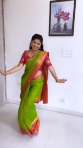 Pallavi Gowda Instagram - This is how I feel when I wear my mom’s saree😍 
Love you amma @lakshmi_official_31 😘
#Saree #TrendingReels #Tamil #DippamDappam #KaathuvaakulaRenduKaadhal #Anirudh #Samantha #Nayanthara #VijaySethupathi