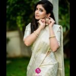 Pallavi Gowda Instagram - Nothing makes an Indian girl look as beautiful as a saree does🥰 BYRAPPA SILK MUA : @prashanthmakeover P.C : @pkstudiophotography Jewellery : @dnjewelleryhouse #Saree #ByrappaSilk