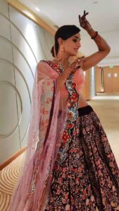 Parul Chauhan Instagram - ❤️❤️❤️

Lehnga @avantikas_fashion_mantra_2nd 
Love u darling 😘😘💓😚❤️❤️