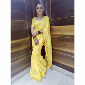 Parul Chauhan Instagram - Happy karwachauth ❤️❤️

Thank u so much @p_s_fashion_club  for this beautiful saare 😘❤️😘❤️😘❤️😘❤️😘❤️
Thnk u @jagruti_0303  for this beautiful mehandi you r mind blowing 😘😘😘