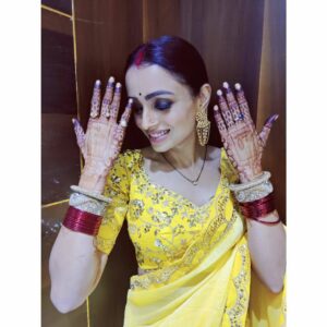 Parul Chauhan Instagram - Happy karwachauth ❤️❤️

Thank u so much @p_s_fashion_club  for this beautiful saare 😘❤️😘❤️😘❤️😘❤️😘❤️
Thnk u @jagruti_0303  for this beautiful mehandi you r mind blowing 😘😘😘