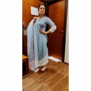 Parul Chauhan Instagram - Self confidence is a super power. Once you start to believe in yourself, magic starts happening
Thnk u so much @rutbaa_13 for this beautiful black metal jhumka 😘😘❤️

Wearing this beautiful suit it's Pure Jaam Cotton fabric Kurta with Pant nd organza duppata heavy lace work on kurti and dupatta ..loved the fabric n specially duptta thnk u @vastrabyekta & @creationspng 😘❤️😘❤️😘❤️😘❤️
📸📸@maneeshaojha