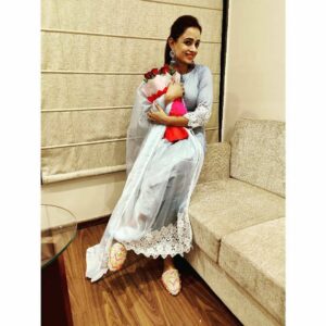 Parul Chauhan Instagram - Self confidence is a super power. Once you start to believe in yourself, magic starts happening
Thnk u so much @rutbaa_13 for this beautiful black metal jhumka 😘😘❤️

Wearing this beautiful suit it's Pure Jaam Cotton fabric Kurta with Pant nd organza duppata heavy lace work on kurti and dupatta ..loved the fabric n specially duptta thnk u @vastrabyekta & @creationspng 😘❤️😘❤️😘❤️😘❤️
📸📸@maneeshaojha