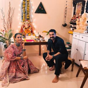 Pavitra Punia Instagram - Happy Ganesh Chaturthi to all 💕 from us 🏠to you 🌺.

Ganpati Bappa morya 💫

#pavitrapunia #eijazkhan #pavijaz