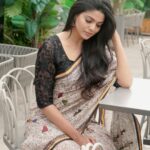 Pooja Sawant Instagram - शुभ संक्रांत! 🖤 Saree by @tamairafashion 🤍