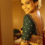 Pooja Sawant Instagram - You can never get enough of your favourite song 🎵 🌸 May this Festive season brings shine and great health to us ✨💫🌟⭐️ Jewellery @kalyanjewellers_official Saree @tanyasbenzfashion 📸 @shruu_t @officialjoshapp @josh.marathi #diwalionjosh