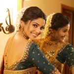 Pooja Sawant Instagram - लक्ष्य लक्ष्य दिव्यांनी उजळू दे आकाश, होऊ दे दुष्ट शक्तींचा विनाश, मिळो सर्वांना प्रगतीच्या पाऊलवाटेचा प्रकाश🌟 @kalyanjewellers_official #vedhacollections #Diwaliwithkalyanjewellers 🙏🏻दिवाळीच्या तुम्हाला व तुमच्या कुटूंबियांना हार्दिक शुभेच्छा…!!! Jewellery by @kalyanjewellers_official 🎥 @shruu_t Edit @kedar_kd Saree @tanyasbenzfashion 💄 @muabyshailesh