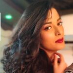Pooja Sharma Instagram - यूं गुमसुम मत बैठो पराए लगते हो मीठी बातें नहीं है ...तो चलो .... झगड़ा ही कर लो ❤😀 #gulzaar #shyaricaptionday