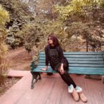 Pooja Sharma Instagram - Fursat se baith ke baat karenge… abhi pose karne do 😎 #fursat #winter #Delhiwinter