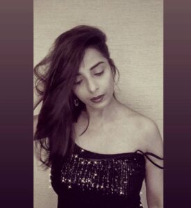 Pooja Sharma Instagram - Colour is descriptive...Black n white is interpretive 🎨🎴

#portraits