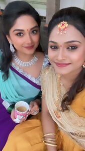 Preethi Sharma Instagram - With cute puty Sweety @i_haanvikasreenivas_official 😇 
@zeetelugu 

Beautiful jewellery from @new_ideas_fashions 

#zeetelugu  #psr  #padamatisandhyaragam #preelovesyou☮️