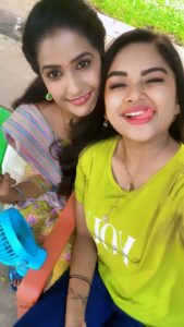 Preethi Sharma Instagram - Woohoooo🥳 snacks mukkiyam bigiluuuuu 🤓

 With beautiful @srija.p1119 🫶🏻

#shinchan  #aadhyachaya #psr #preelovesyou☮️