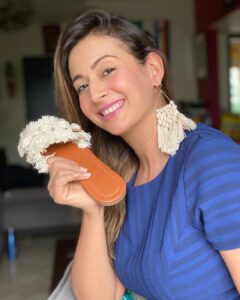 Preeti Jhangiani Instagram - You can do anything you put your heart, mind and soul into. Far more than you can imagine . Be fearless ! #thursdaymotivation #thursdayvibes 
Love my bag, slippers and earrings by the fab @love__me__knots 
Thanks @exhibitions.mumbai