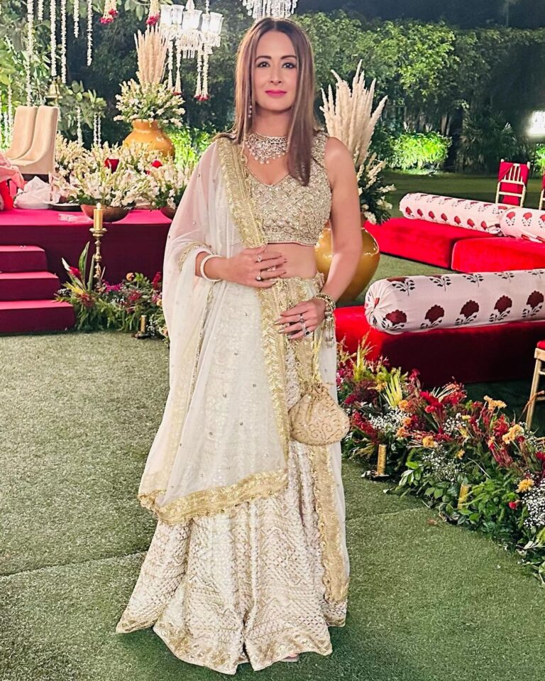 Preeti Jhangiani Instagram - White beige gold , the colours of the season , always classic ! Thank you @bhumikagrover for this stunning ensemble 🤗 Jewels by @mahesh_notandass by the stunning @vandanamjagwani Styled by @gentleman_gaga @amigos.rizwan