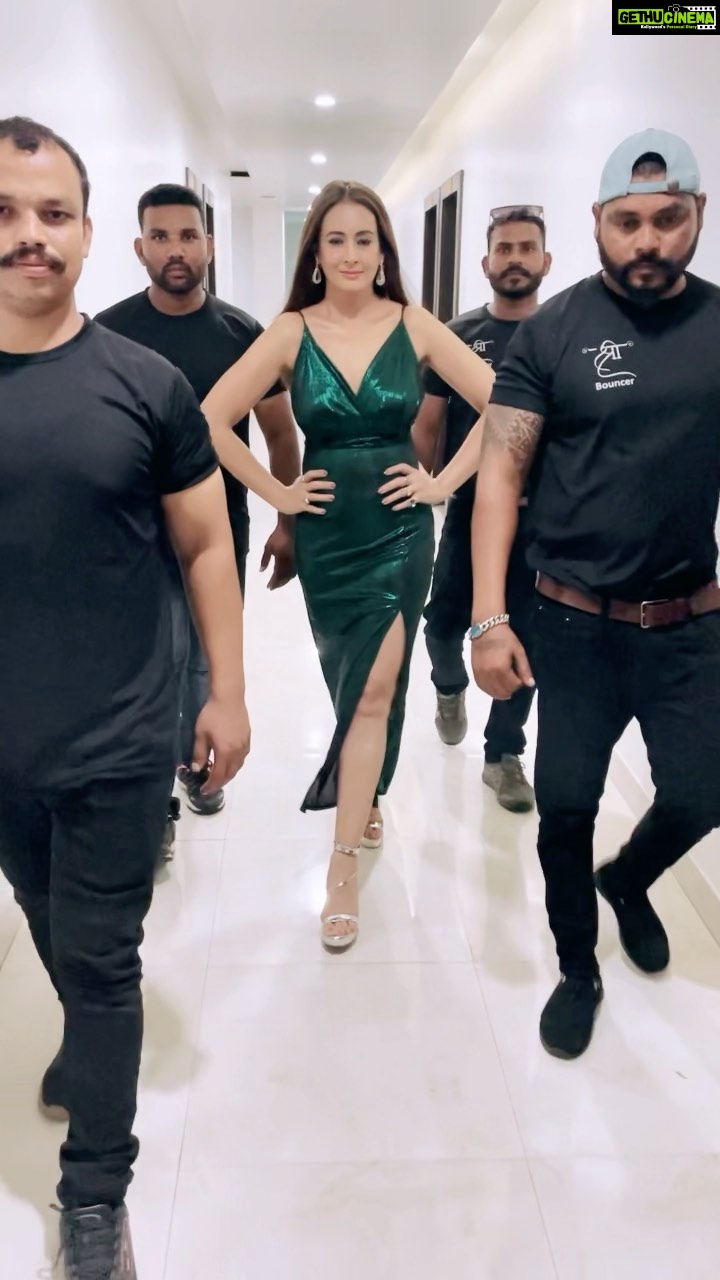 Preeti Jhangiani Instagram - Walking into the crowd …. Gotta be prepared #eventdiaries #eventready #makeupawards #beautyshows @asifpathan1126 @azizajendi