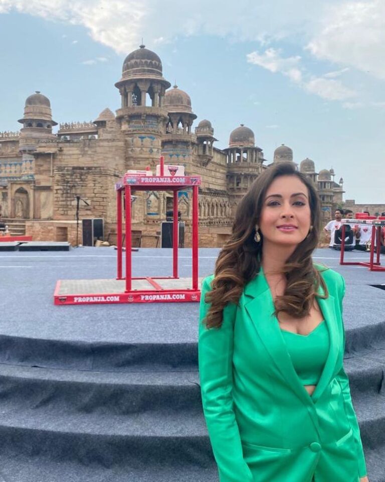Preeti Jhangiani Instagram - Managed to catch the calm just before the show started ! Still can’t believe we managed to pull this off!! @propanjaleague ranking tournament at the majestic #GwaliorFort ! Gwalior Fort