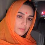 Preity Zinta Instagram - It felt like All roads in Delhi led to the Marghat Waale Hanuman ji ke Mandir 🙏 It’s my good fortune that I got to have such amazing Darshan tonight. A big thank you to everyone at the temple for being so kind to me. This is what I miss most living in America - लेकिन जब बुलावा आता है तो रास्ता ख़ुद खुल जाता है और दिल, दिमाग़ और आत्मा सब ख़ुश हो जाती है। एक बार और पूरे दिल से बहुत शुक्रिया मंदिर में सबको 🛕 जय हनुमान जी - जय सीया राम🙏❤️🙏 #hanumanjimandir #delhidiaries #ting Marghat Waale Hanuman Ji