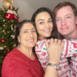 Preity Zinta Instagram – Wishing you all a Merry, happy & a safe Christmas from my family to yours ❤️ This year it’s just mom, us and the twins. Feels strange to be home alone on Christmas  but  it was the safest option looking at the current situation. I’m so grateful to spend so much  quality time with my family 🙏❤️🙏 loads of love & light to all of you. Stay safe everyone. #Merrychristmas #ting