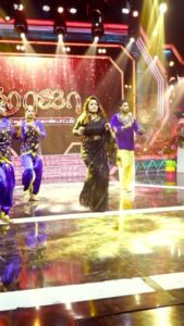 Priyanka Nalkari Instagram - Yarellam namma #Roja performance-ku waiting?

ரோஜா வெற்றி கொண்டாட்டம் - கிறிஸ்துமஸ் தின சிறப்பு நிகழ்ச்சி, வரும் ஞாயிறு பகல் 1 மணிக்கு.

#SunTV #RojaVetriKondattam #Roja #Rojun #SunDigital #ChristmasSpecial @nalkarpriyanka