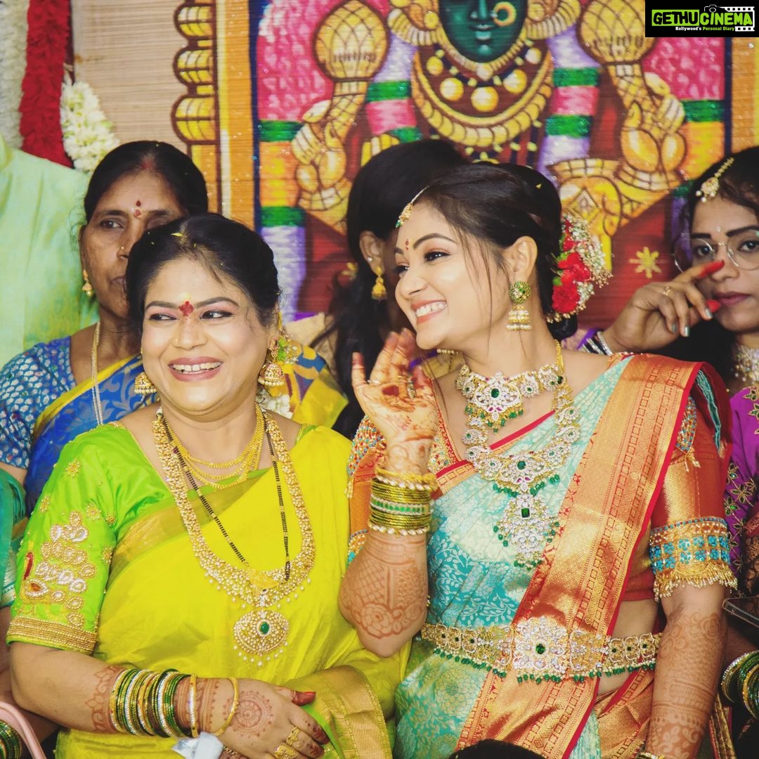 Priyanka Nalkari Instagram - #mymommylovesme #mymom #smiles Jewellery ...