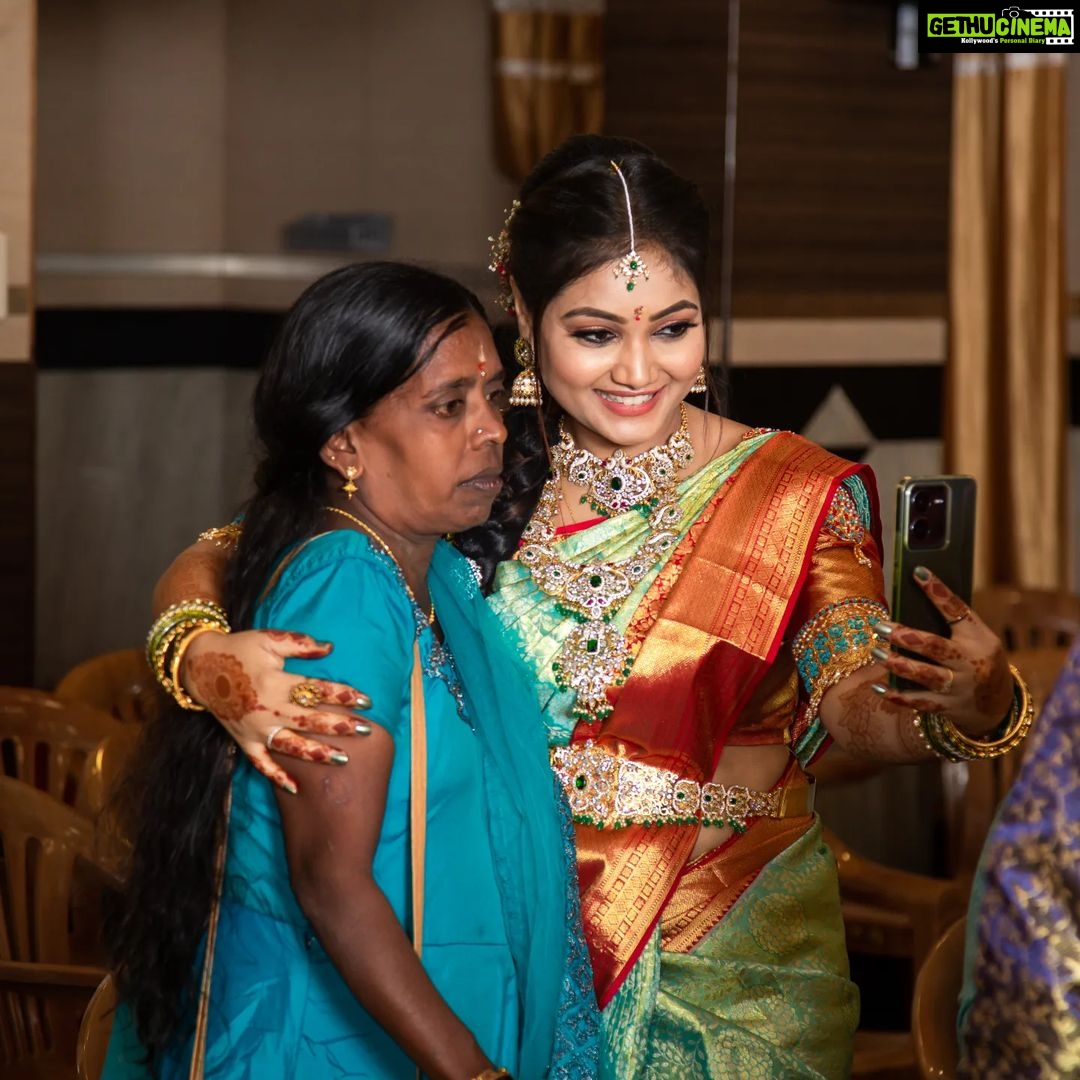 పాత జ్ఞాపకాల్లో సీనియర్‌ నటి.. రేర్‌ ఫోటోలు షేర్ చేసిన శివగామి | Actress  Ramya Krishnan share the bangle ceremony photos