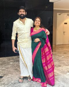 Priyanka Nalkari Instagram - #priyankanalkari 
#1stmonthweddinganniversary #malaysia #beingwife #love #traditionalattire #positivity #cutewe #temple #mandatorypic❤️
My outfit @kaithari_nesavu_sarees ❤️
Jewellery @gold_copy1486 ❤️
#inlivewithsareenjewels