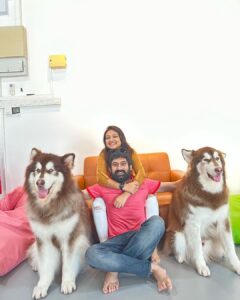 Priyanka Nalkari Instagram - #love #myman #huskiss #lovetowardspets🤗😍😍 #peace #malaysia #posers #pets #happiness 
@huskiss #nalkarpriyanka #priyankanalkari #roja #seetha #wifelife #eidmubarak