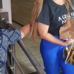 Rakhi Sawant Instagram - @rakhisawant2511 ko aayi aapni maa ki yaad jab ek anjaan aurat ne aakar khole rakhi ke baal #rakhisawant #insta #instalook #instareelsindia❤️
