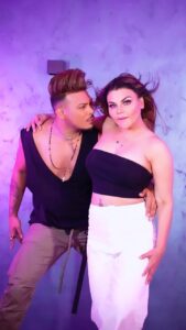 Rakhi Sawant Instagram - Leke pehla pehla pyaar 💃🏻🕺🏼
@rakhisawant2511 😍
.
#feelitreelit #feelkaroreelkaro #trending #rakhisawant #viralbollywood 
.
@viralbhayani 
@zoomtv