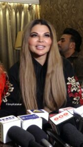 Rakhi Sawant Instagram - @rakhisawant2511 shares her first Roza experience and is precisely following it!
.
#rakhisawant