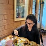 Rasika Dugal Instagram - A good Bengali thali deserves this kind of devotion... and the only thing that can compete with it is a newspaper packet full of Jhalmuri doused in mustard oil (especially when it comes from a thela) 😀 #ShootDiaries #ShantiniketanDiaries #ShootLife #LifeOfAnActor #FoodLove