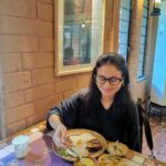 Rasika Dugal Instagram - A good Bengali thali deserves this kind of devotion... and the only thing that can compete with it is a newspaper packet full of Jhalmuri doused in mustard oil (especially when it comes from a thela) 😀 #ShootDiaries #ShantiniketanDiaries #ShootLife #LifeOfAnActor #FoodLove