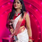 Reshma Pasupuleti Instagram - It was day to Cherish with humility & feel so blessed to be a part of @vijaytelevision 8th annual Vijay tele awards. Grateful for all the love & support and goin the extra mile to make me feel even more special 🙏🏽 thank you #bagyalakshmiserial #radhika #thevillian ✌️ #bestvillianaward