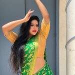 Reshma Pasupuleti Instagram - You, me & the good ole sun ☀️ @dharaniofficialpage designer saree & custom created blouse 💚 #love #lovelife #happy #working #nodistractions #stateofmind #chilledout #lovequotes #workquotes #karmaquotes