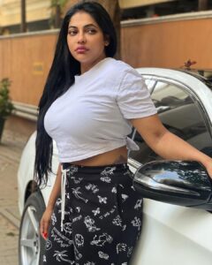 Reshma Pasupuleti Instagram - New month 
New energy 
New possibilities 
New opportunities 
New growth 
Happy Thursday 🖤🤍