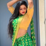 Reshma Pasupuleti Instagram - You, me & the good ole sun ☀️ @dharaniofficialpage designer saree & custom created blouse 💚 #love #lovelife #happy #working #nodistractions #stateofmind #chilledout #lovequotes #workquotes #karmaquotes