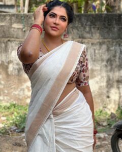 Reshma Pasupuleti Instagram - Life tips - Don’t trust words. 
Slow healing is something to celebrate too 🤍
#radhika #bagyalakshmi @vijaytelevision