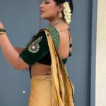Reshma Pasupuleti Instagram - The energy for May is…. Only doing what feels genuinely right in your intuition & letting everything else go 🙏🏽 Saree by @dharaniofficialpage Jewelry @jewelhub_chennai