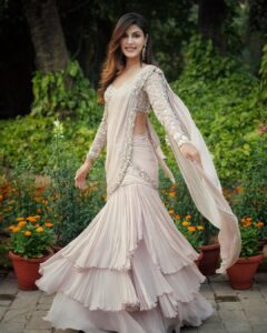 Rhea Chakraborty Instagram - Looks like a lady 😉

#rhenew 

Styled by : @sanamratansi 
Assisted by : @nirikshapoojary_ 
Outfit : @shlokakhialaniofficial 
Jewellery : @azotiique @rahejavarun 
📸: @__amitclicks
