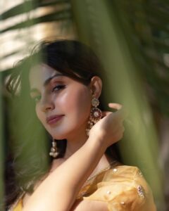 Rhea Chakraborty Instagram - Sometime or the other, somewhere somehow,
She finally learnt how to live in the now.
-RC ✨

#rhenew ✨

Styled by - @sanamratansi 
Outfit by -  @leffetbysanjevmarwaaha 
Jewellery - @mayasanghavijewels 
Photography - @dieppj
Makeup - @makeupbymausam