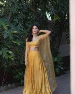 Rhea Chakraborty Instagram - Sometime or the other, somewhere somehow,
She finally learnt how to live in the now.
-RC ✨

#rhenew ✨

Styled by - @sanamratansi 
Outfit by -  @leffetbysanjevmarwaaha 
Jewellery - @mayasanghavijewels 
Photography - @dieppj
Makeup - @makeupbymausam