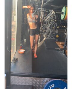 Rhea Chakraborty Instagram - Those good old gym days 😅 #tbt 
For now , let’s train at home ? 
#rhealitytraining #rheality 💙